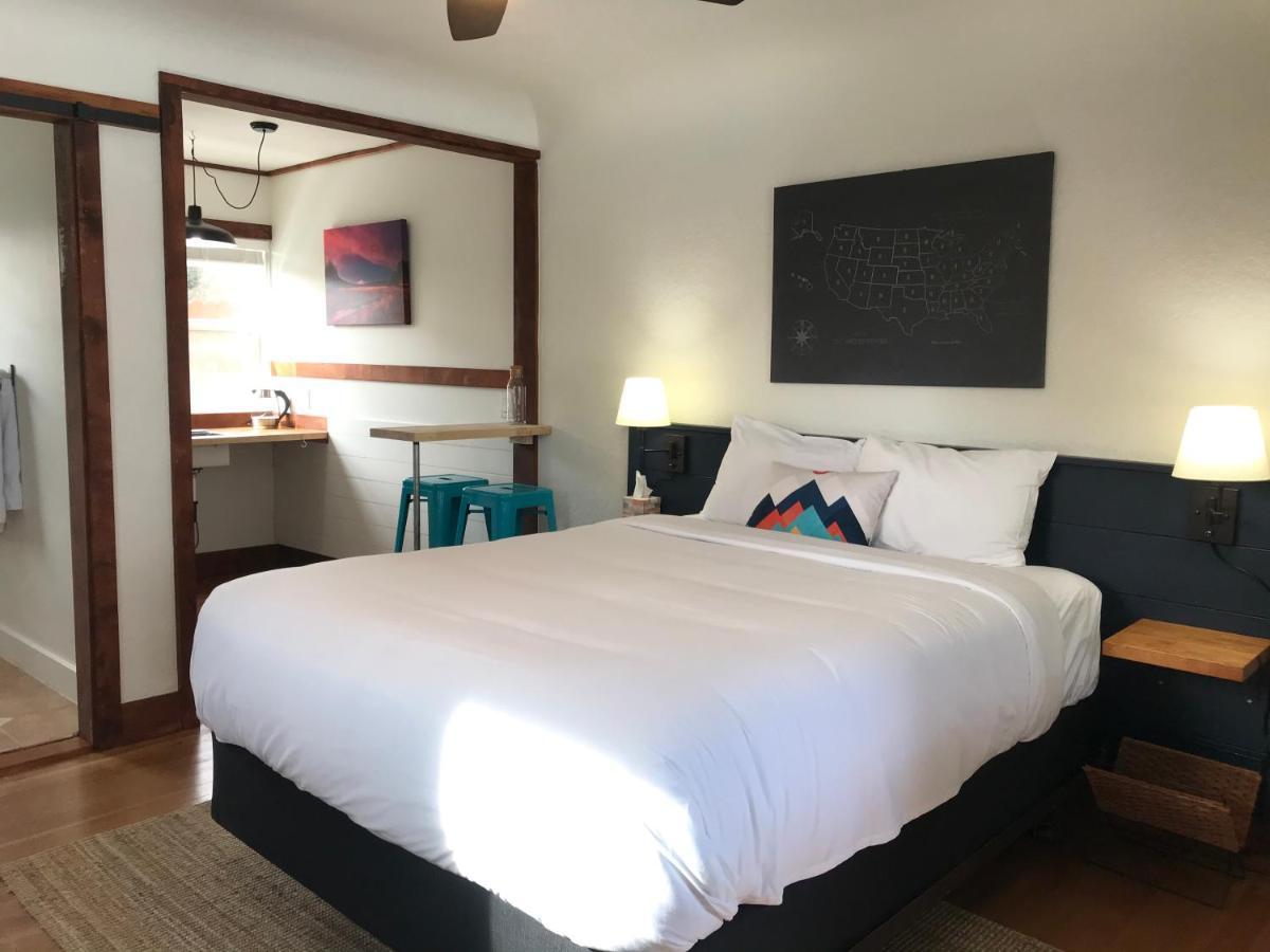 Left Coast Lodge - Pet Friendly Sisters Extérieur photo