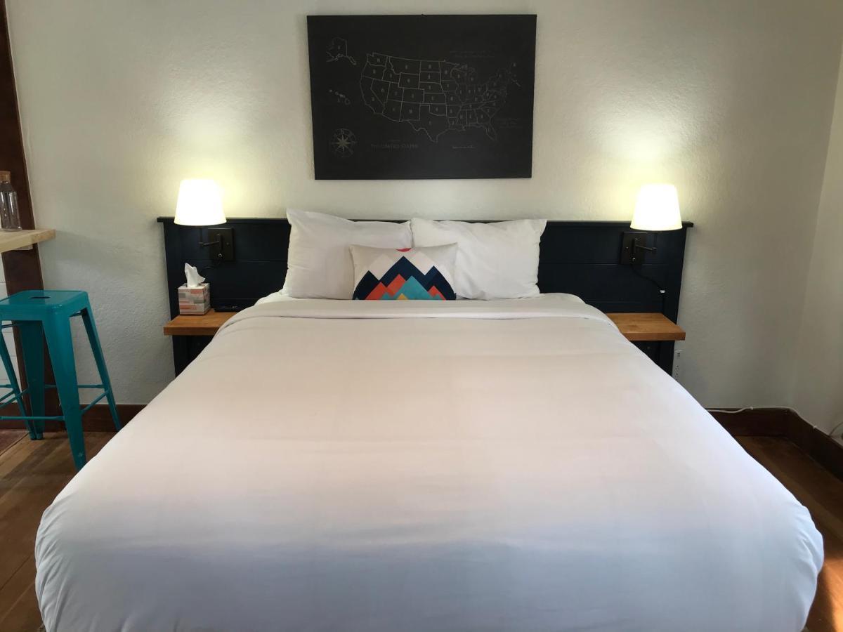 Left Coast Lodge - Pet Friendly Sisters Extérieur photo