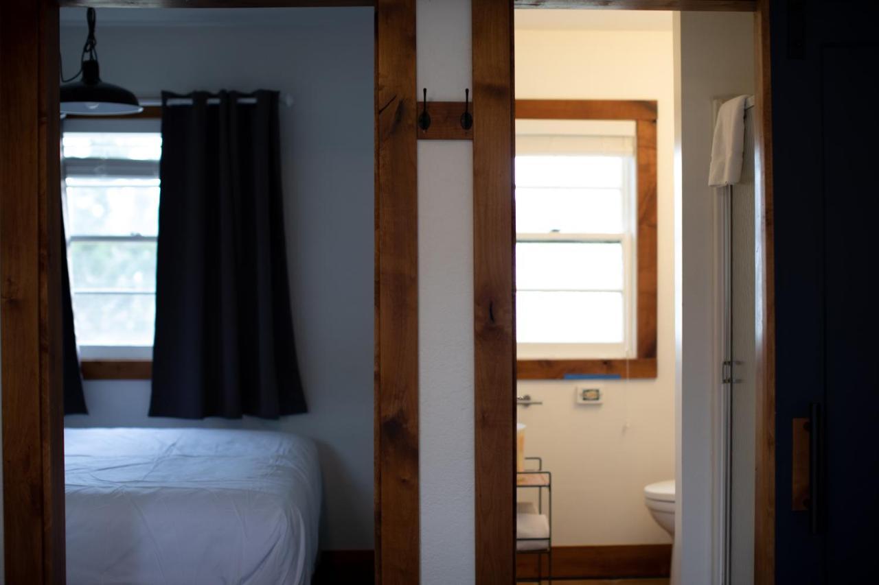 Left Coast Lodge - Pet Friendly Sisters Extérieur photo