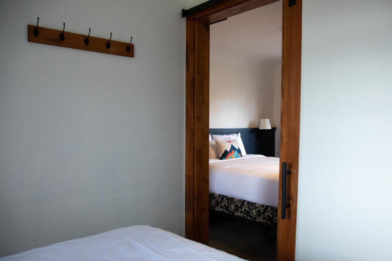 Left Coast Lodge - Pet Friendly Sisters Extérieur photo